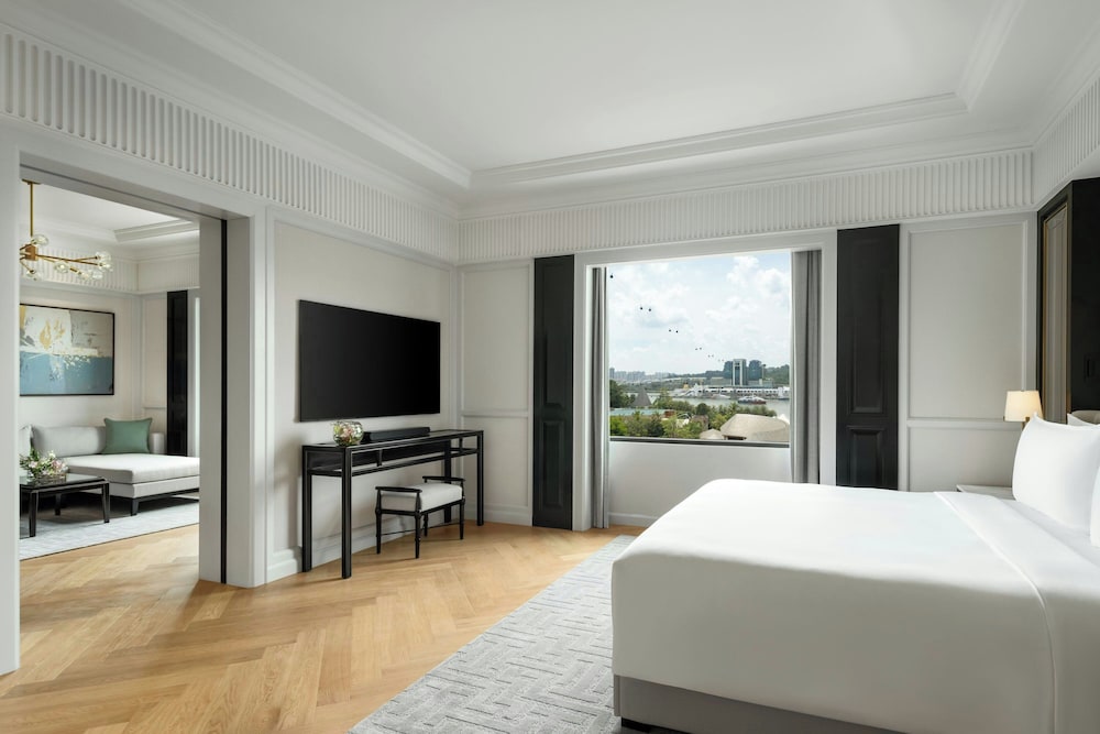Deluxe Room, 1 King Bed photo 2