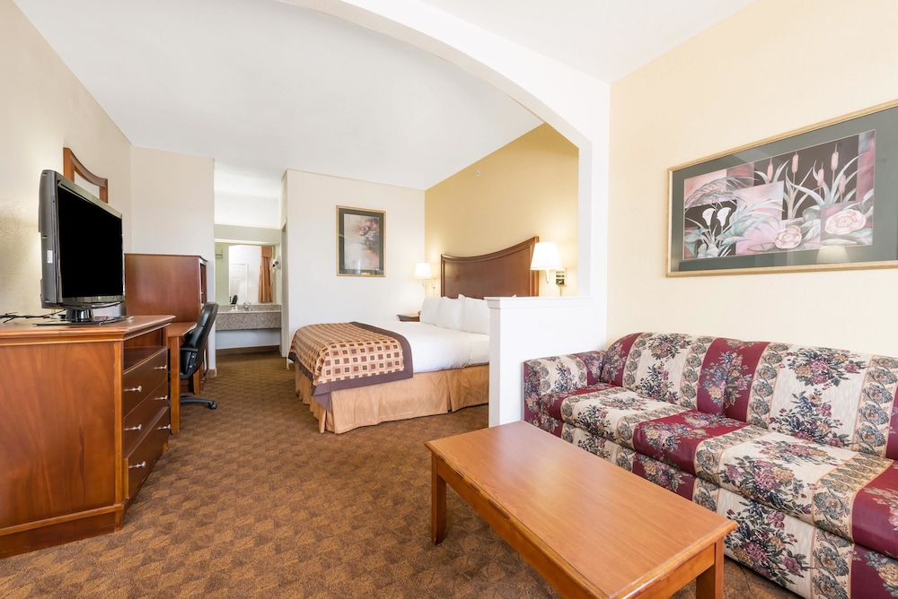 Suite, 1 King Bed, Non Smoking - Photo 2
