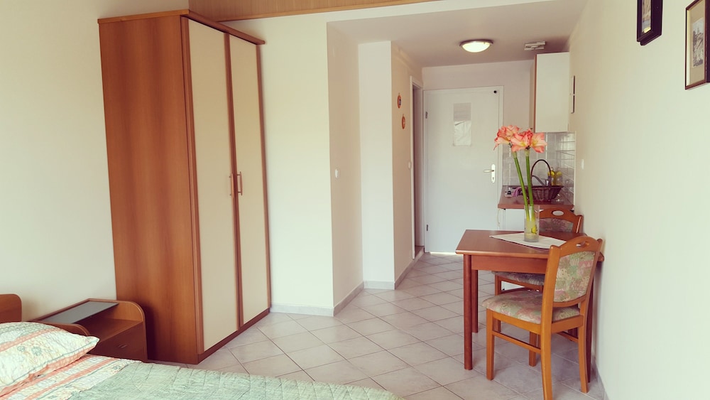 Apartment photo 2