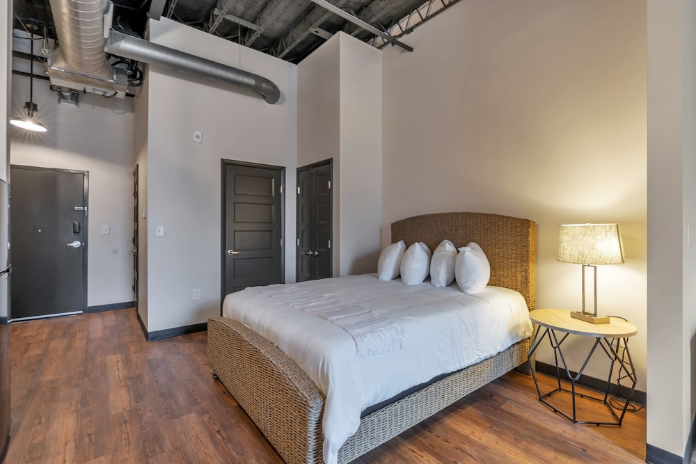 Queen Loft photo 3