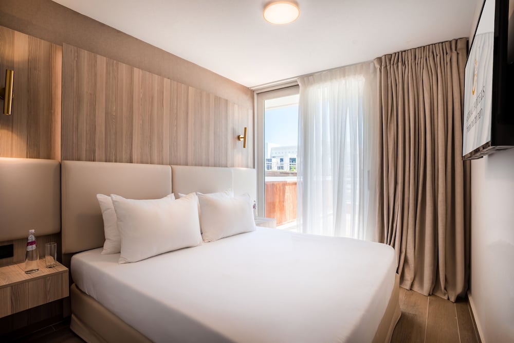 Royal Executive Suite photo 1