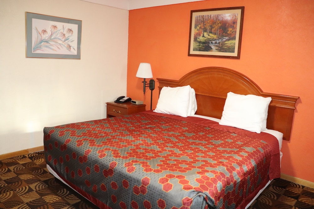 Basic Room, 1 King Bed photo 1