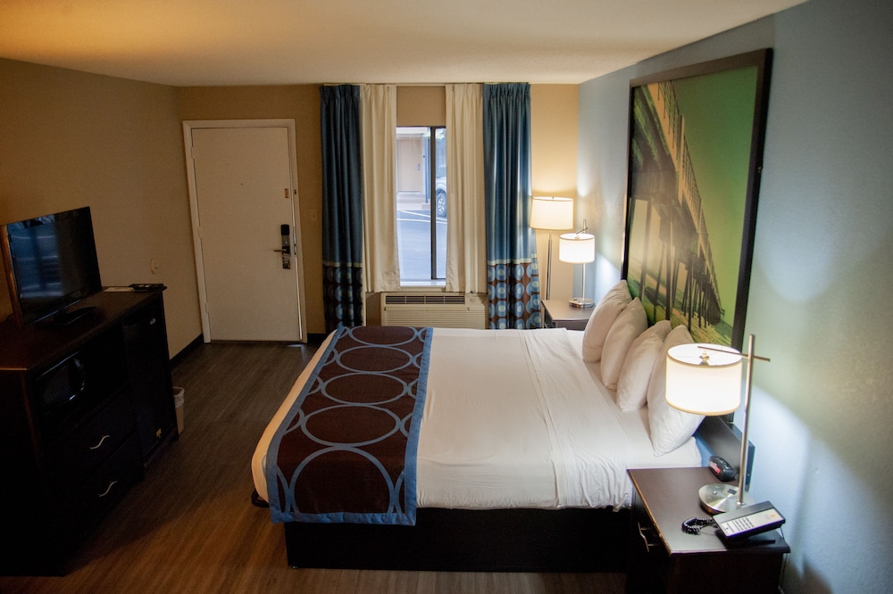 Standard Room, 1 King Bed photo 2
