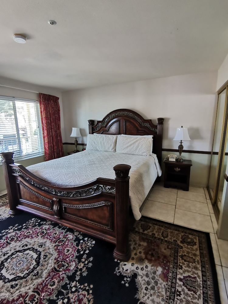 Premium Room, 1 King Bed, Balcony photo 3