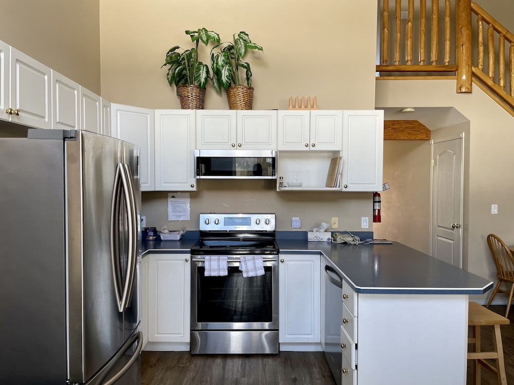 Deluxe Condo, 3 Bedrooms (No Pets) photo 1