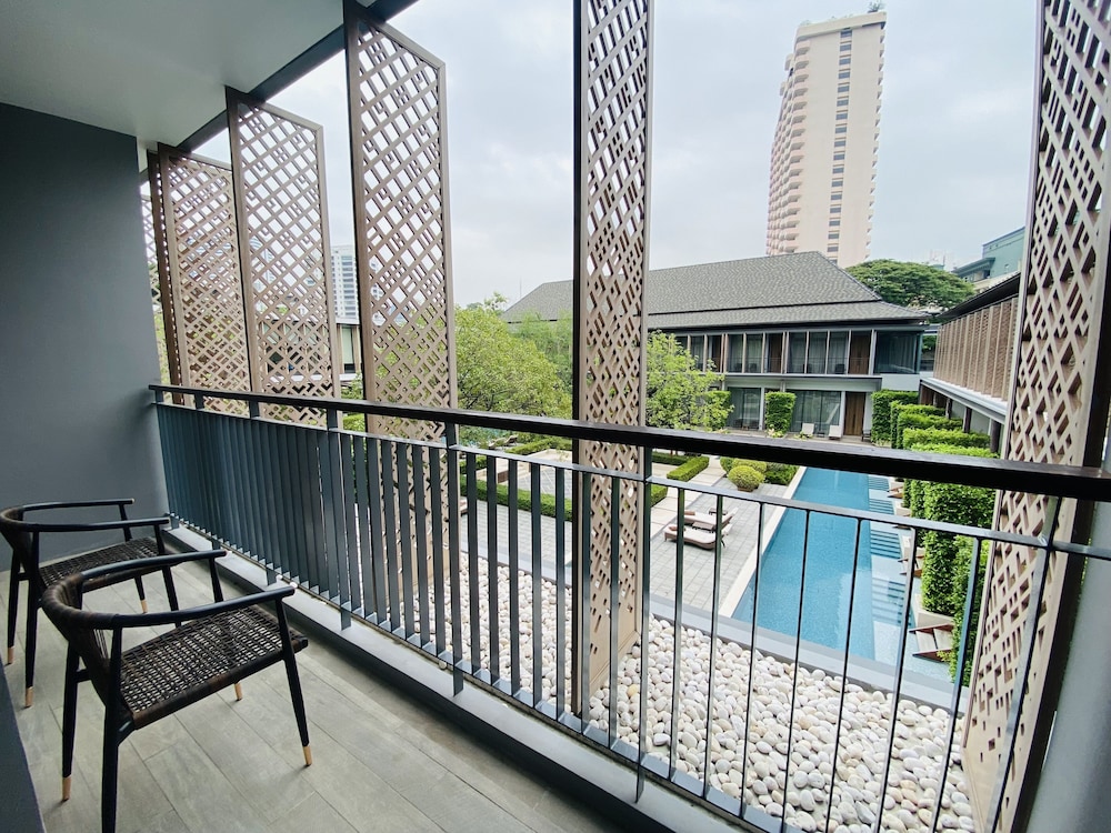 Deluxe King Pool View photo 3