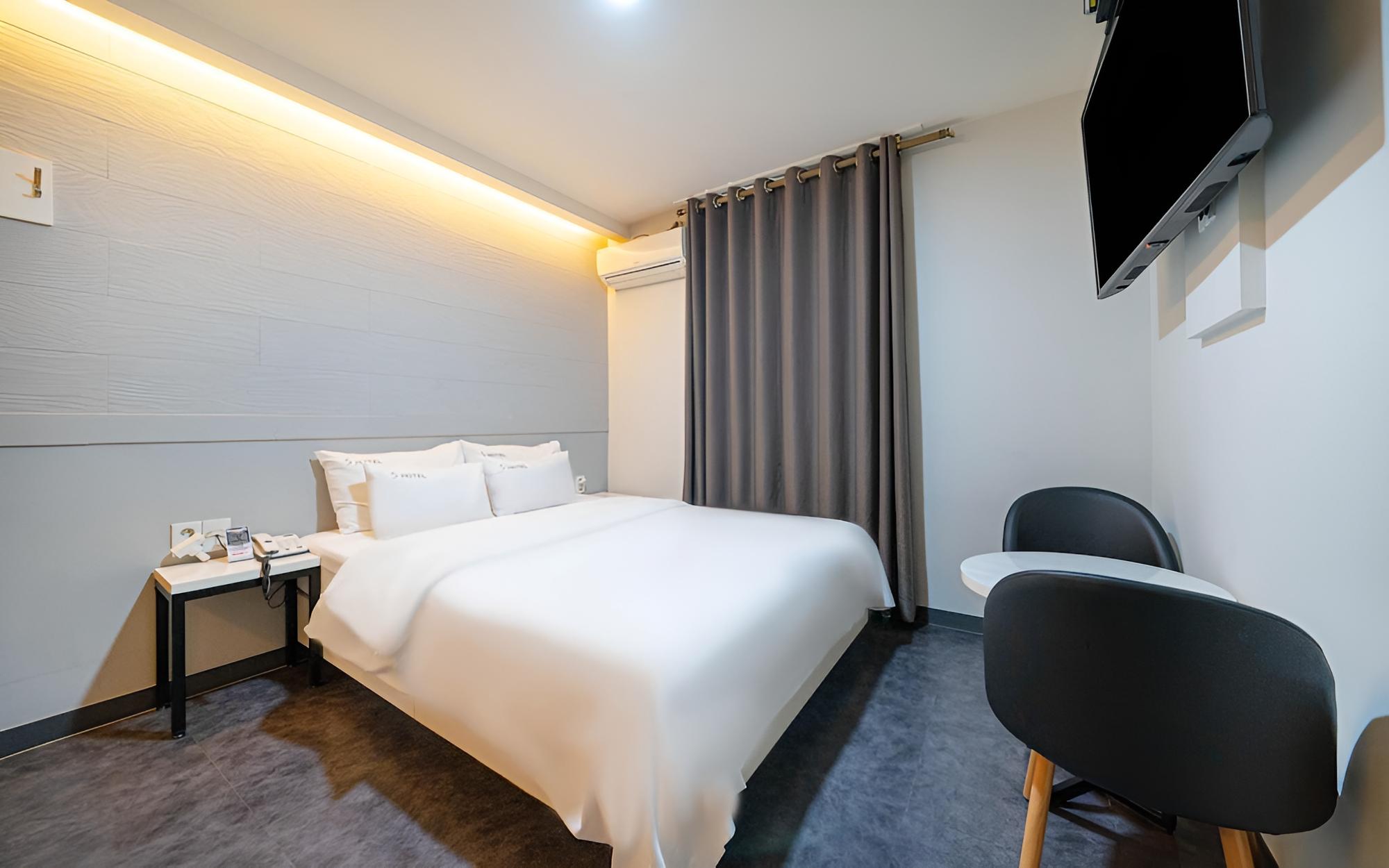Room (Deluxe 1 PC room (32-inch monitor air)