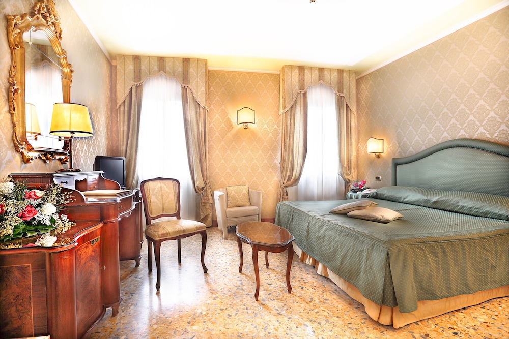 Deluxe Double Room, Canal View