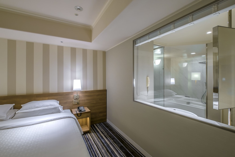 Deluxe Double Room, 1 King Bed, Non Smoking, Ocean View - Photo 5