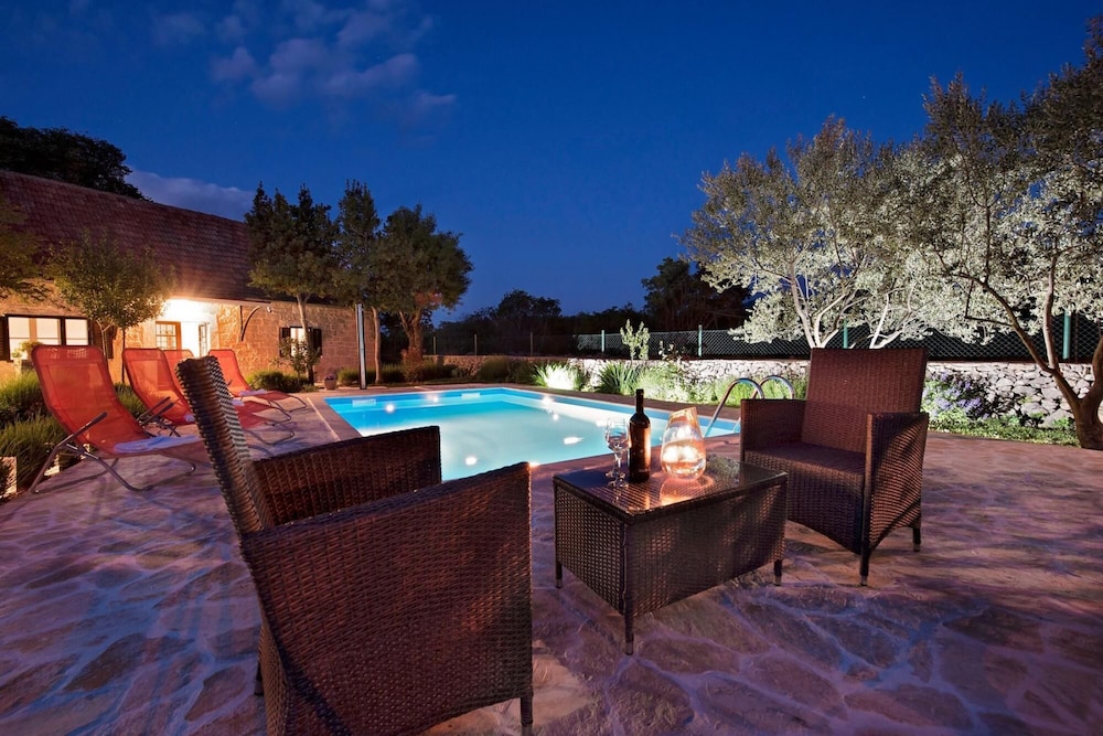 Villa, Smoking photo 3