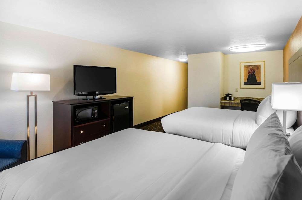Standard Room, 2 Queen Beds, Non Smoking - Photo 4
