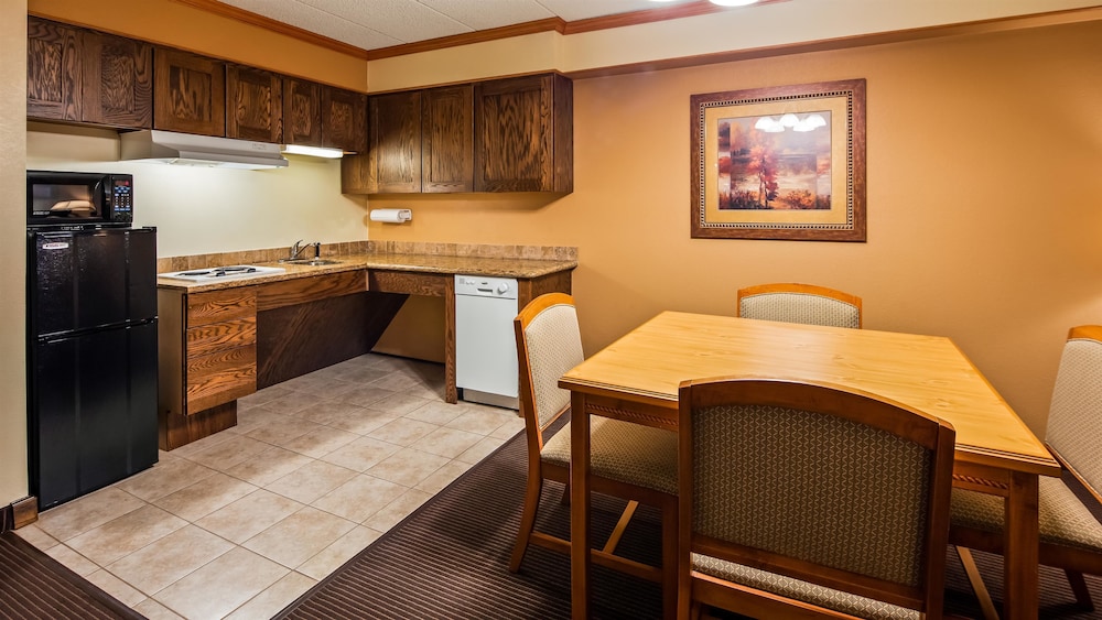 Suite, 1 King Bed, Non Smoking, Kitchenette (Shower Only;with Sofabed) photo 3
