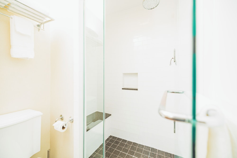Standard Double Room, 2 Queen Beds, Roll-in Shower, City View - Photo 5