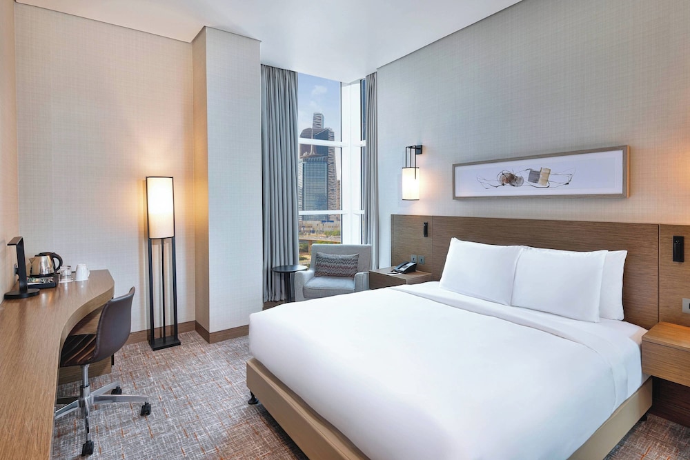 Deluxe Room, 1 King Bed, City View - Photo 1