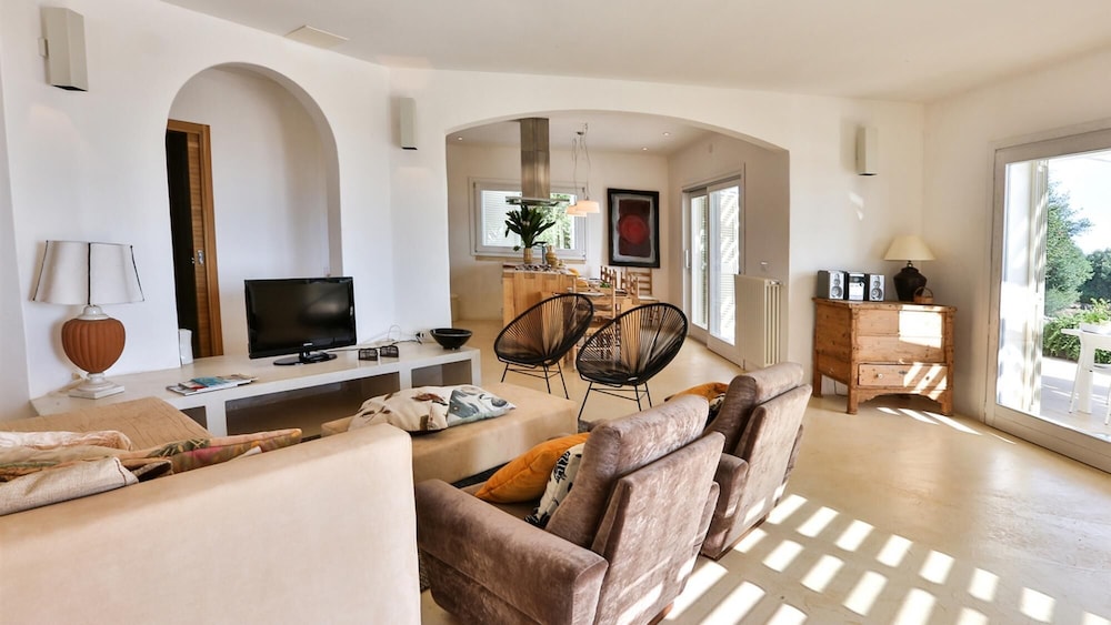 Villa photo 1