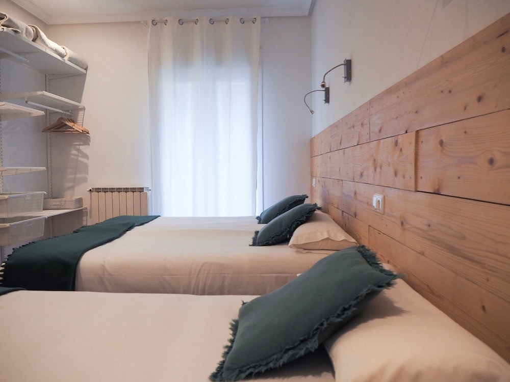 Family Double Room, 1 Bedroom, Refrigerator & Microwave, Beachside photo 3