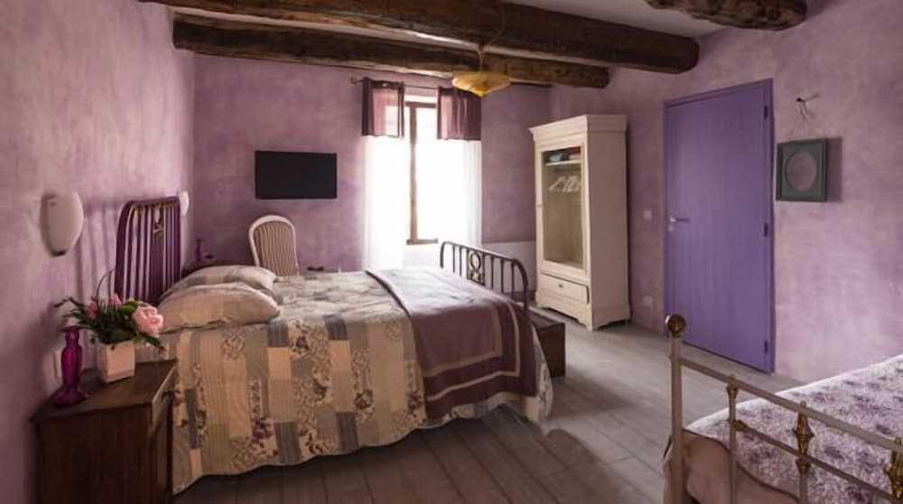 Triple Room (Mauve) photo 2