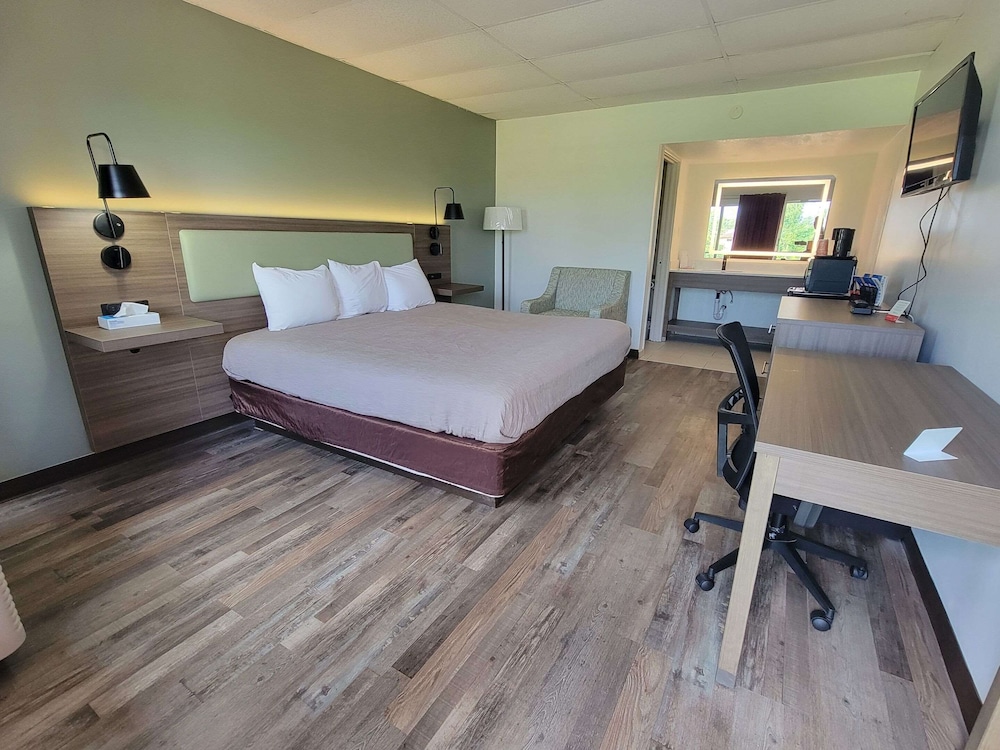 Standard Room, 1 King Bed, Non Smoking - Photo 3