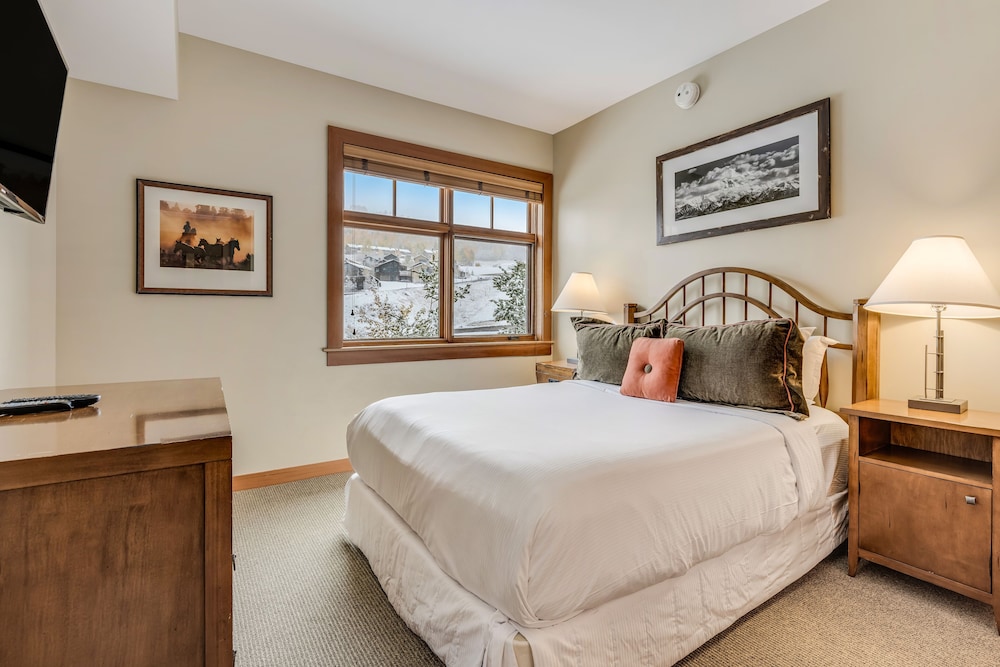 Luxury Condo, 3 Bedrooms, Mountain View photo 3