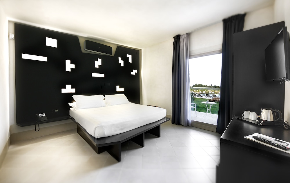 Deluxe Double Room, 1 Queen Bed, Balcony, Pool View