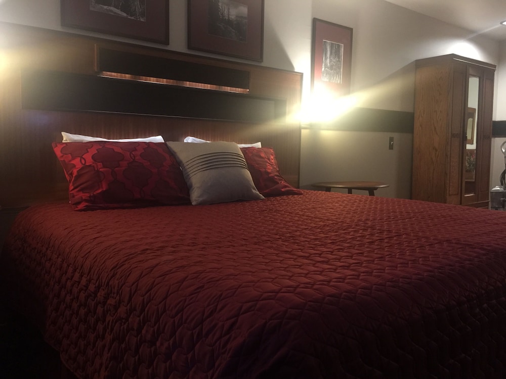 Standard Suite, 1 King Bed, Non Smoking, Jetted Tub photo 2
