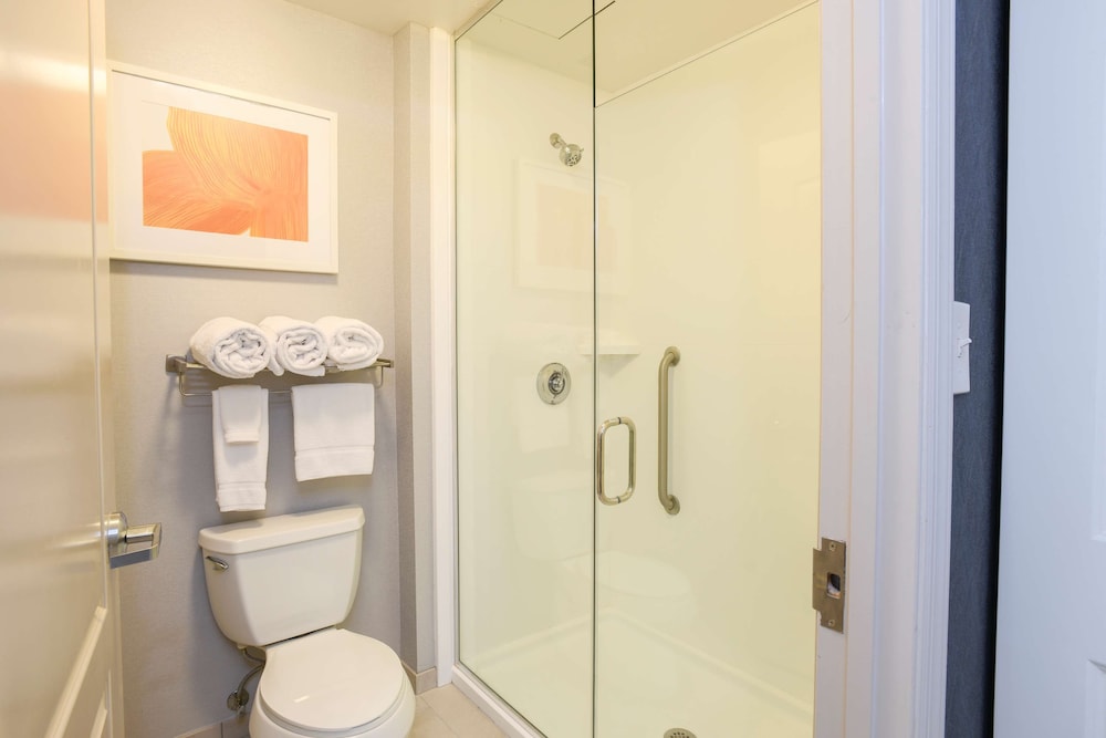 Two Bedroom King & Two Queens Suite - Photo 11