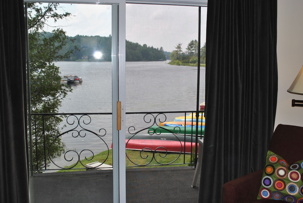 Premier Suite, 1 Queen Bed, Lake View, Lakeside photo 3