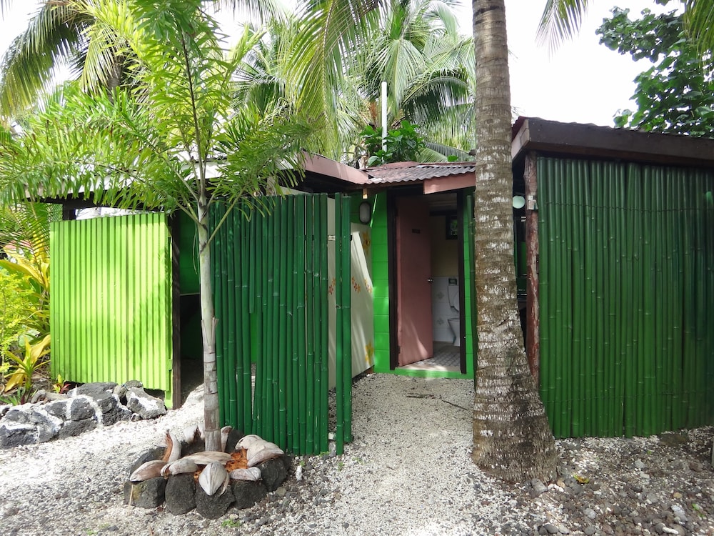 Open Samoan Fale with Shared Bathroom photo 3
