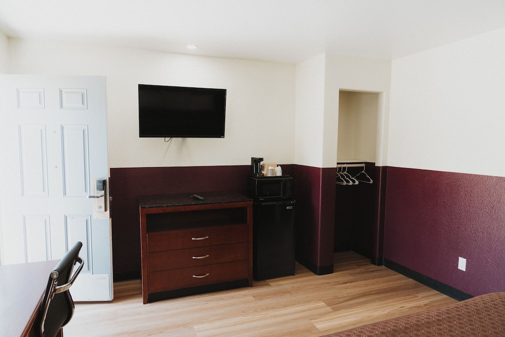 Standard Room, 1 King Bed, Accessible - Photo 2