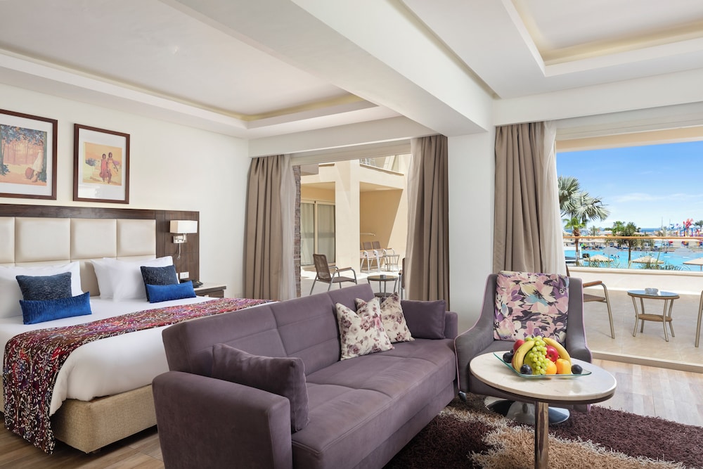 Deluxe Double Room thumbnail 6
