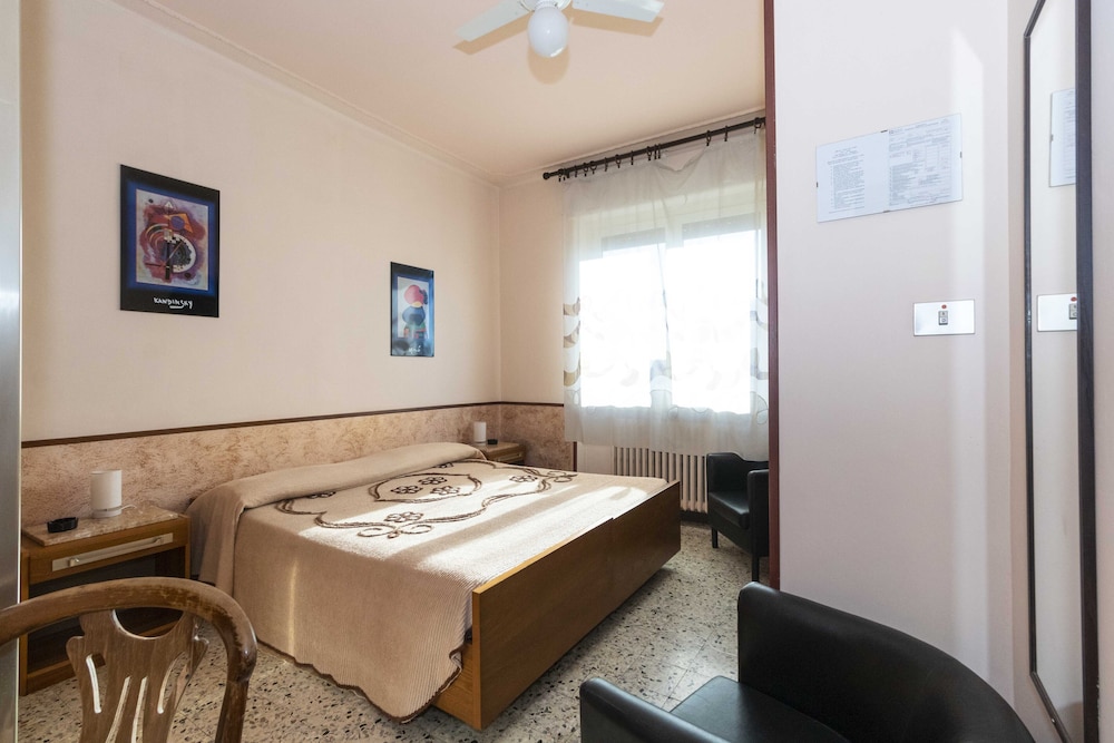 Double Room, 1 Queen Bed photo 1