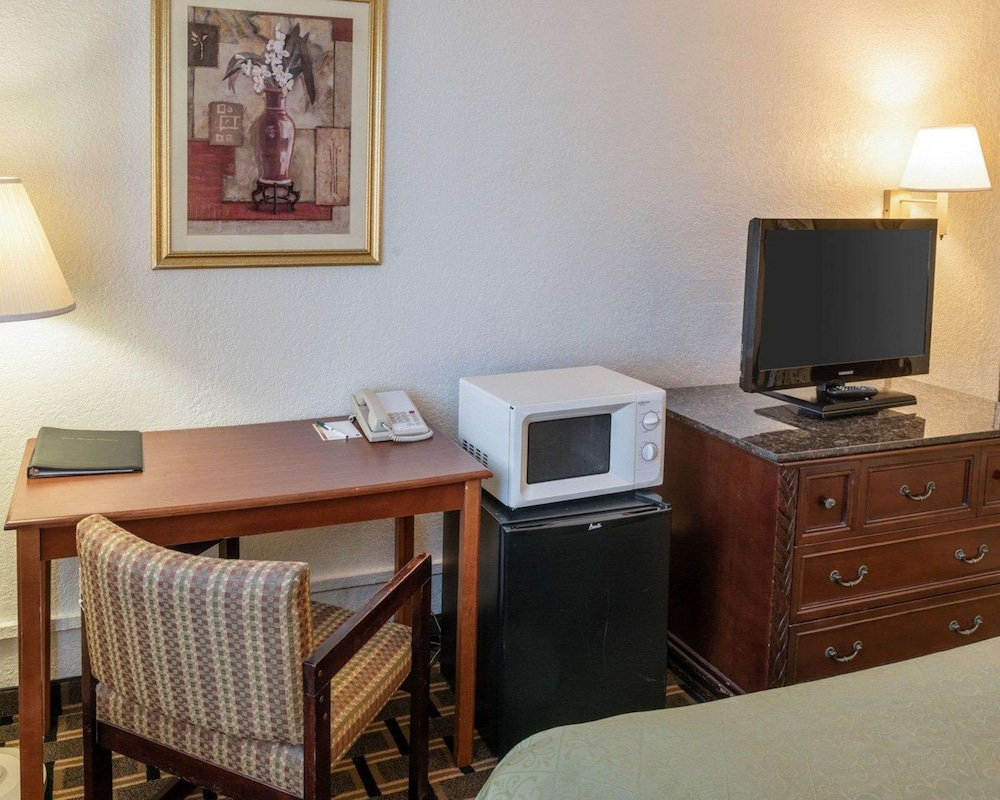Standard Room, 1 Queen Bed, Non Smoking - Photo 5
