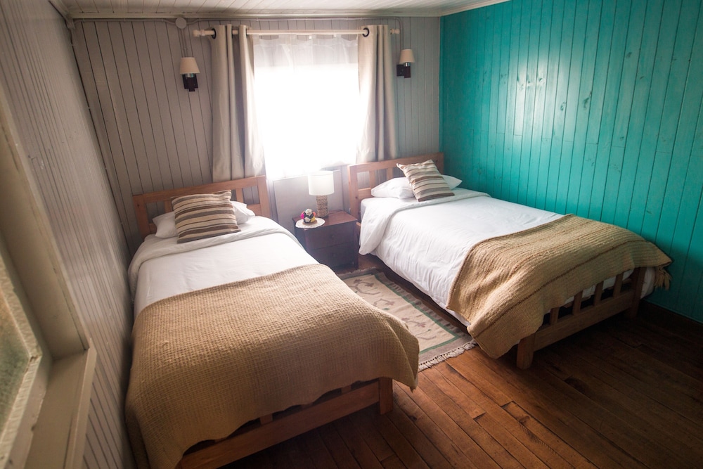 Room, 2 Twin Beds, Shared Bathroom photo 1