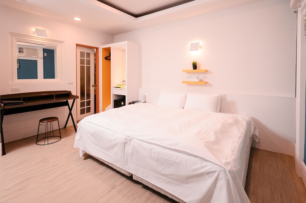 Standard Twin Room, 1 King Bed photo 2