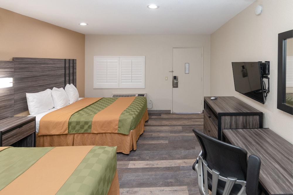 Room, 2 Queen Beds, Non Smoking photo 1