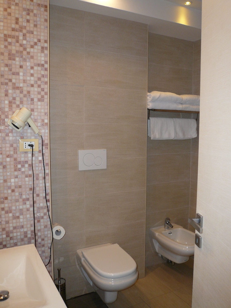 Classic Twin Room - Photo 8