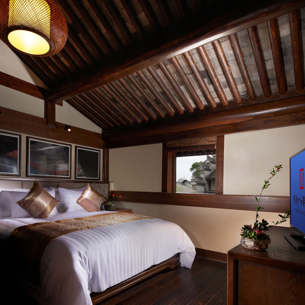 Suite, 1 King Bed photo 2