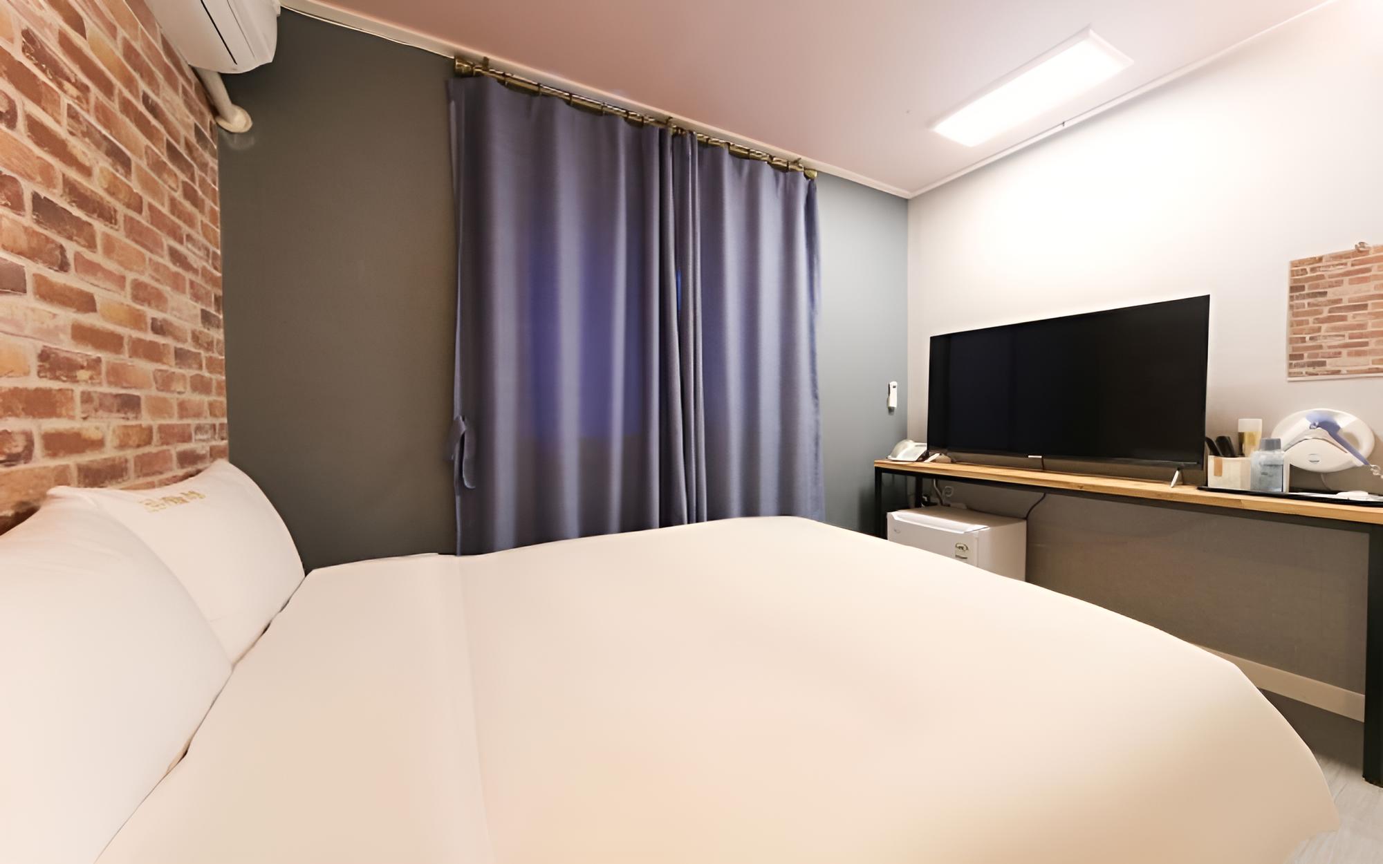 Room (Standard Room (1 Person Only)) - Photo 1