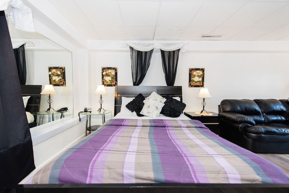 Deluxe Room, 1 Queen Bed, Jetted Tub photo 3