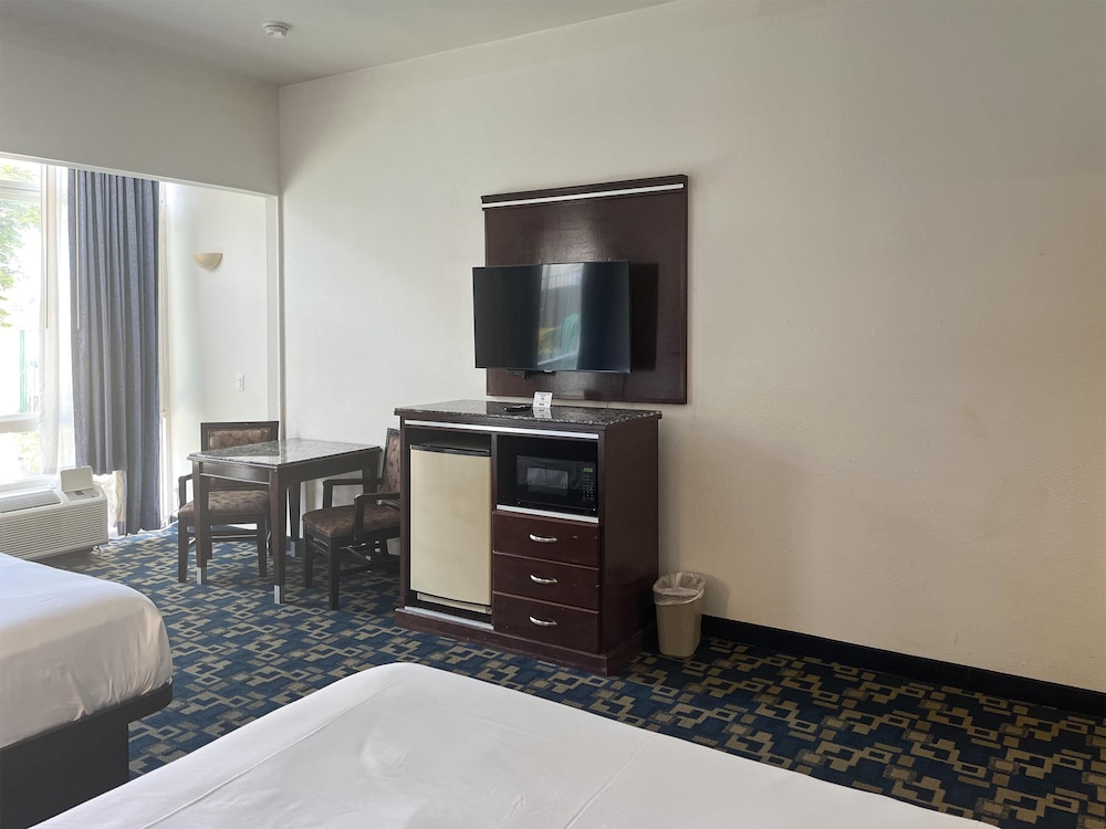 Deluxe Room, 2 Queen Beds, Non Smoking, Refrigerator & Microwave photo 3