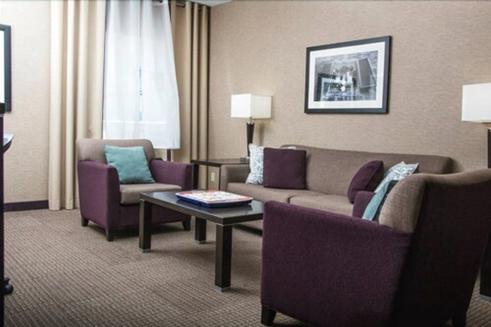Suite, Multiple Beds, Non Smoking - Photo 7