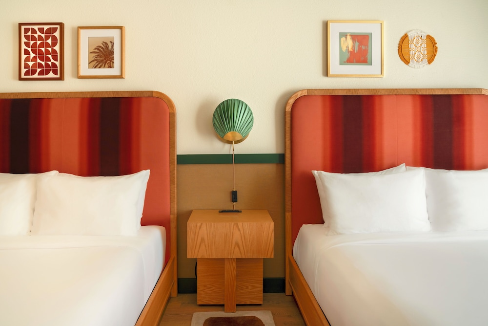 Room, 2 Queen Beds, Poolside - Photo 2