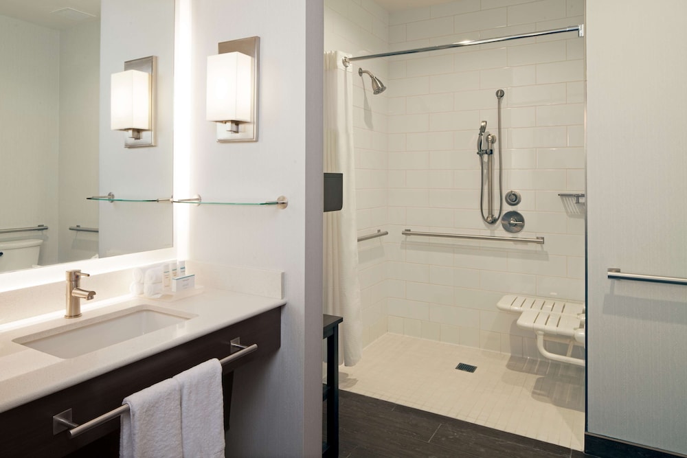 Studio Suite, 2 Queen Beds, Accessible (Roll-in Shower) thumbnail 5