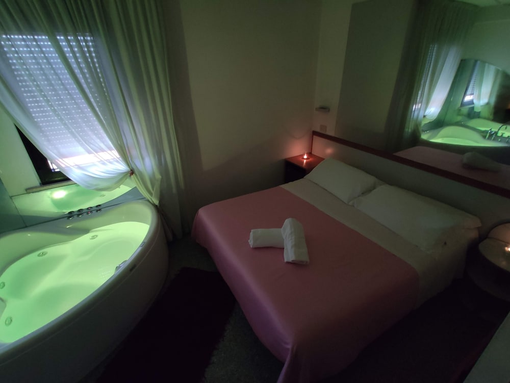 Romantic Double Room, Hot Tub - Photo 2