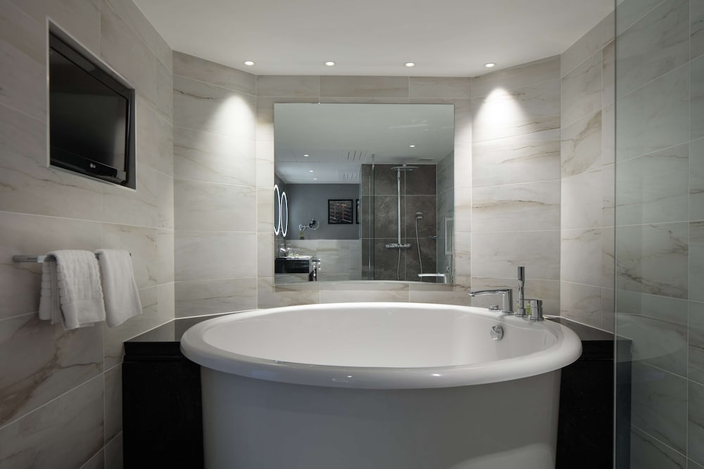 Executive Suite, 1 King Bed - Photo 16
