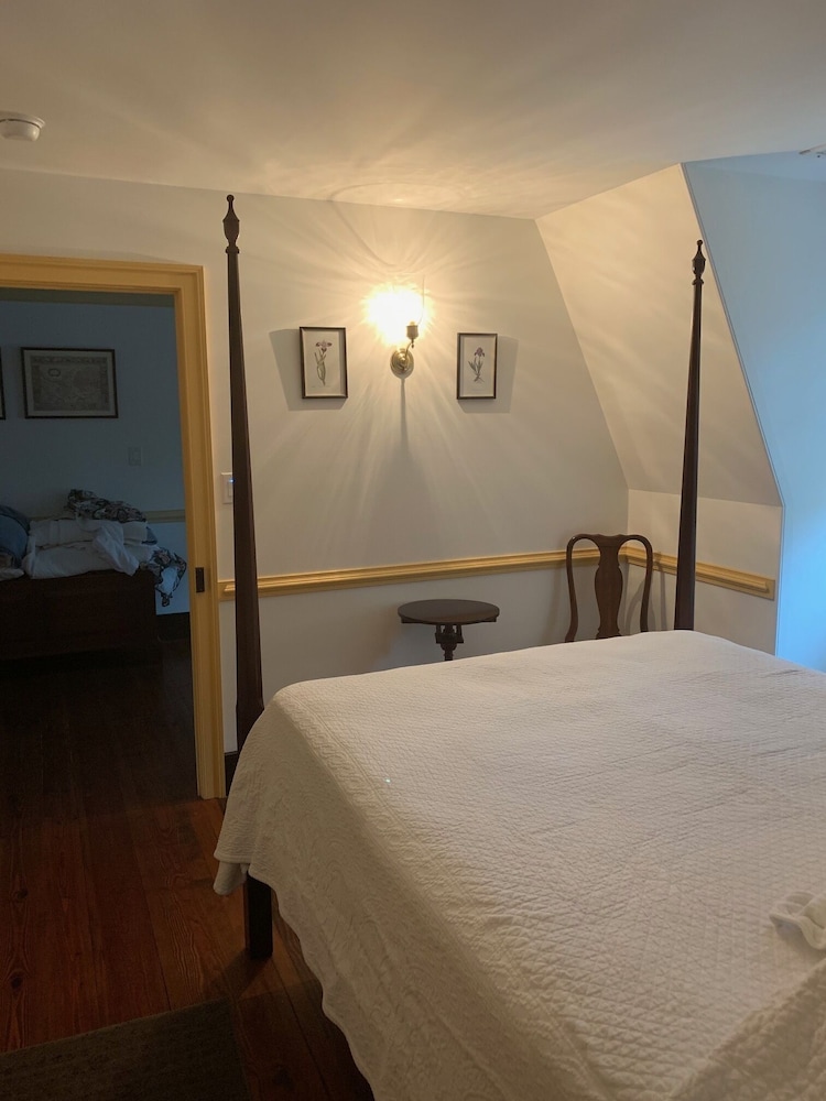 Room, 1 Queen Bed, Private Bathroom (Peach Room) photo 3