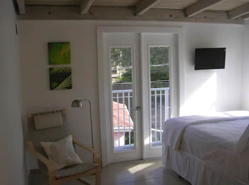 Standard Room, 1 Queen Bed photo 3