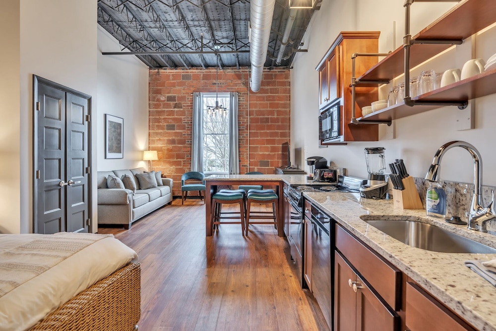 Queen Loft photo 2