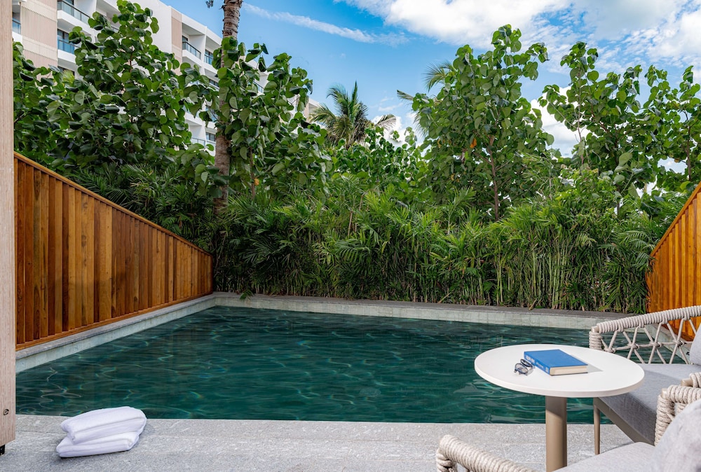 Room, 1 King Bed,  (swim Up)