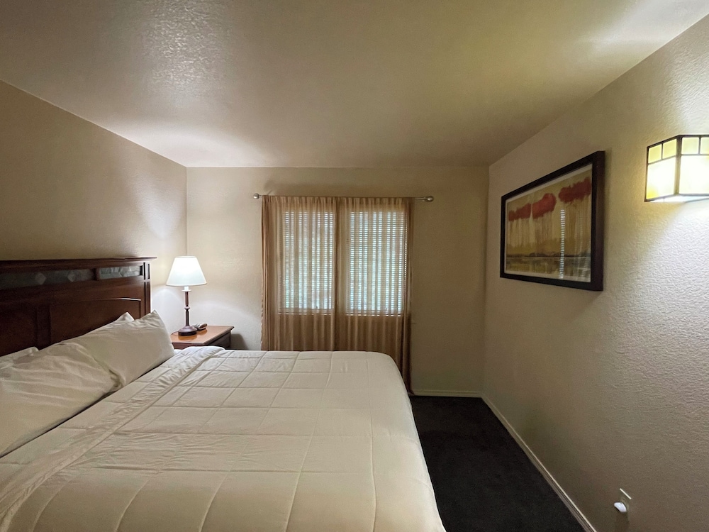 Superior Room, Multiple Beds, Lake View (2 Kings with 1 Queen Sofa Bed) photo 3